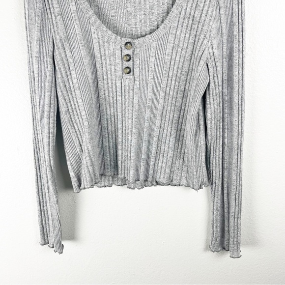 AERO Gray Scoop Neck Long Sleeves Ribbed Knit Button Accents Top Size XL - Picture 8 of 8
